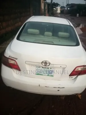 2010 Toyota Camry XLE V6 Sedan - Fari