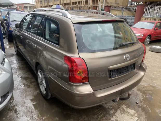 Toyota Avensis Liftback 2004 Gold - 1