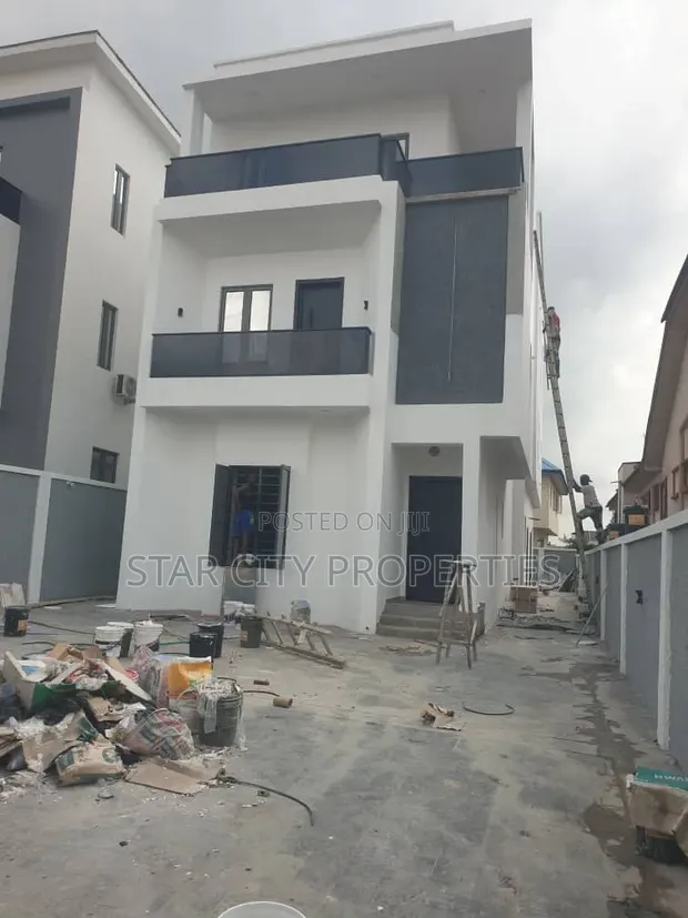 7-Bedroom Luxury Duplex for Sale in Magodo GRA Phase 2 - 1
