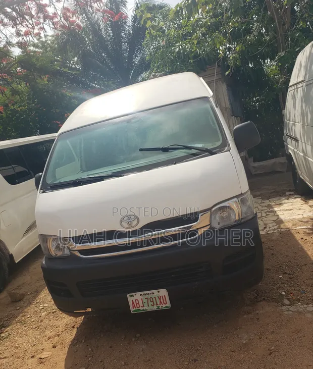 Toyota HiAce 2013 Fari - 1