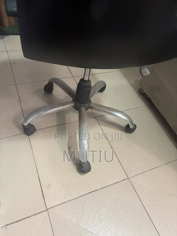 Executive Leather Swivel Office Chair - 1