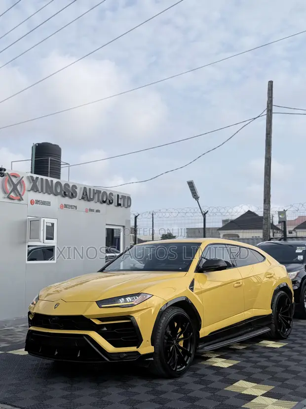 2022 Lamborghini Urus Yellow - 1