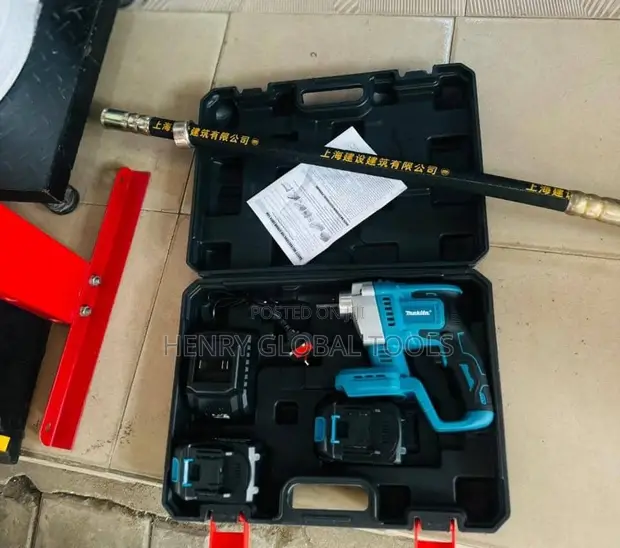 Makita Battery Concrete Vibrator Poker - 1