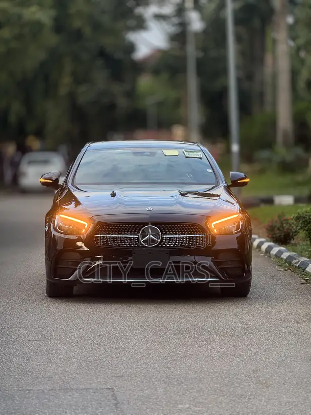 Mercedes-Benz E350 2022 Black - 1