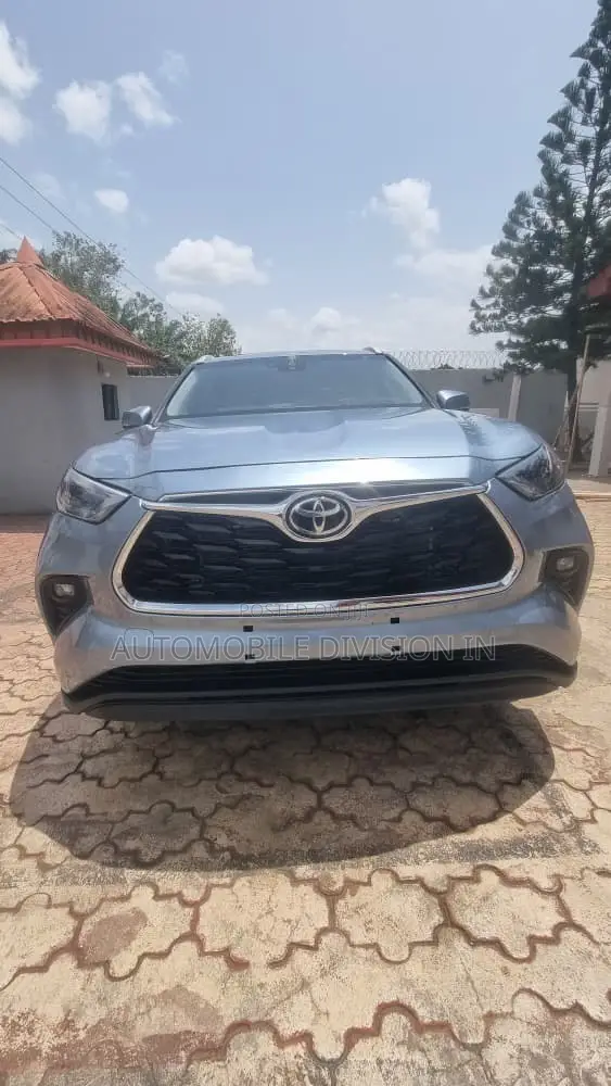 2024 Toyota Highlander XLE AWD Blue - 1