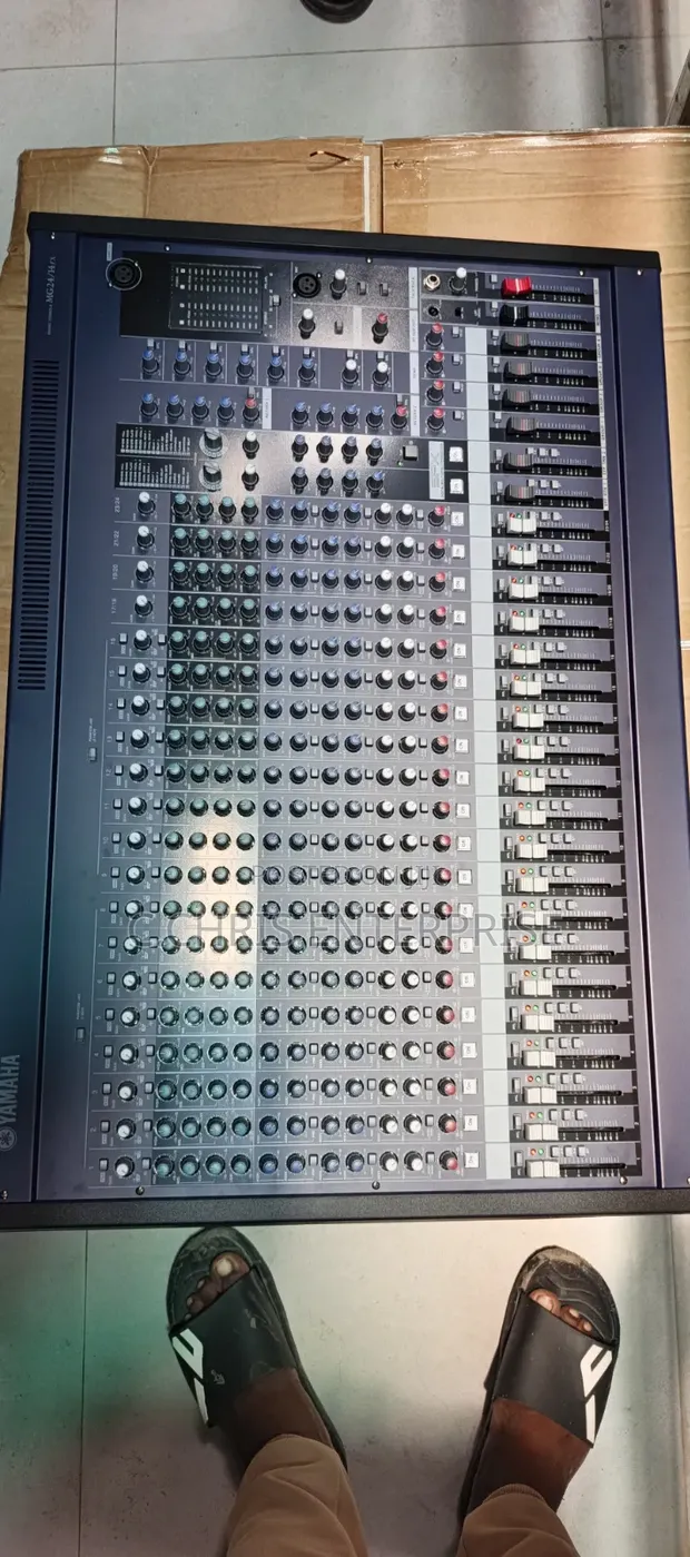 Yamaha MG24/14FX 24-Channel Professional Mixer - 1