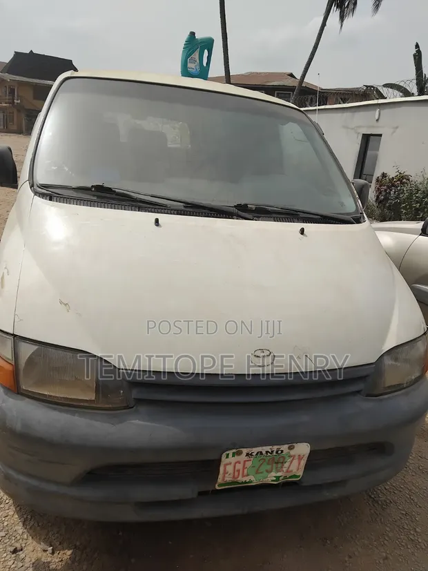 Toyota HiAce 2004 White - 1