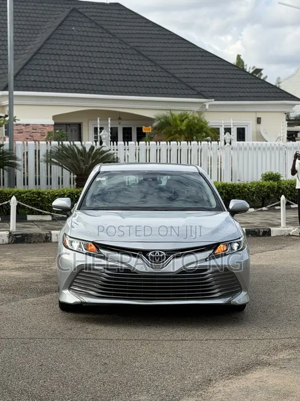 2018 Toyota Camry LE FWD Silver - 1
