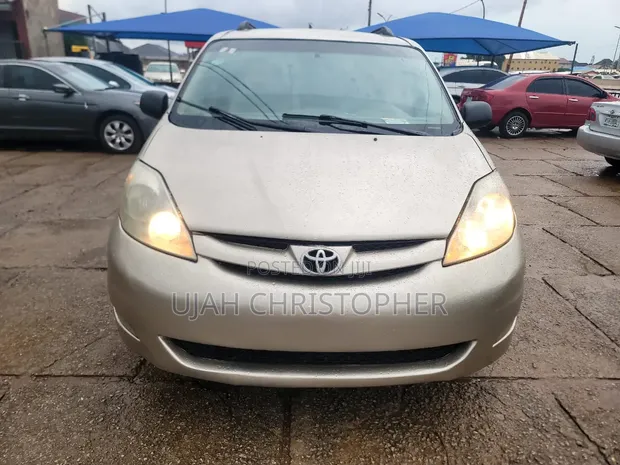 Toyota Sienna 2006 Gold - 1