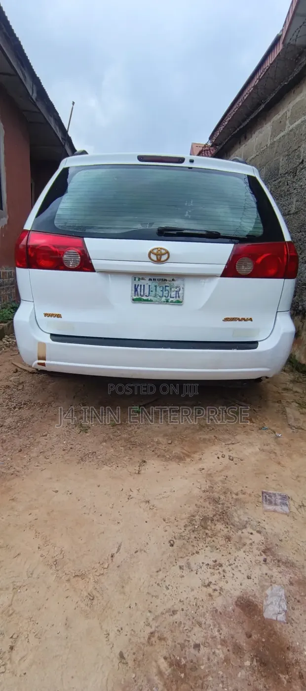 Toyota Sienna 2005 White - 1