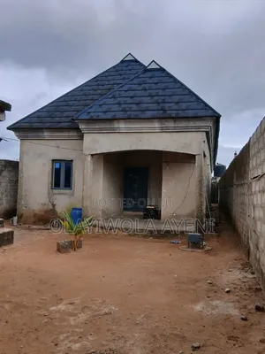 3 Bedroom Bungalow da Self-Contained a Indomie Estate, Ota