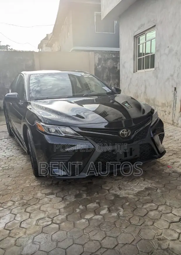 2018 Toyota Camry SE FWD (2.5L 4cyl 8AM) Black - 1