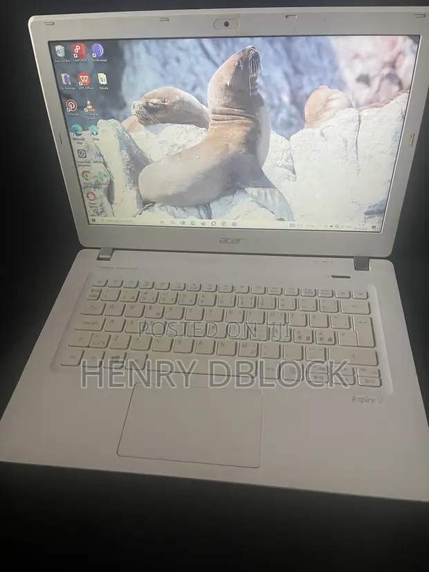 Acer Aspire V3-371 Laptop: Intel Core i3, 4GB RAM, 128GB SSD - 1