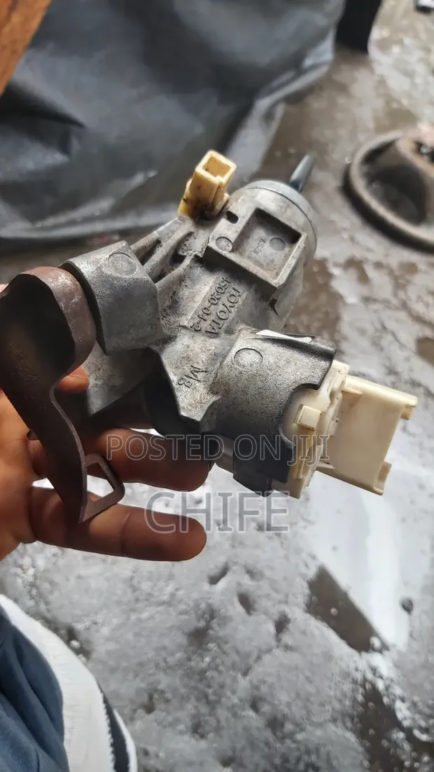 Toyota Hilux 2.7 Ignition Housing and Key - 1
