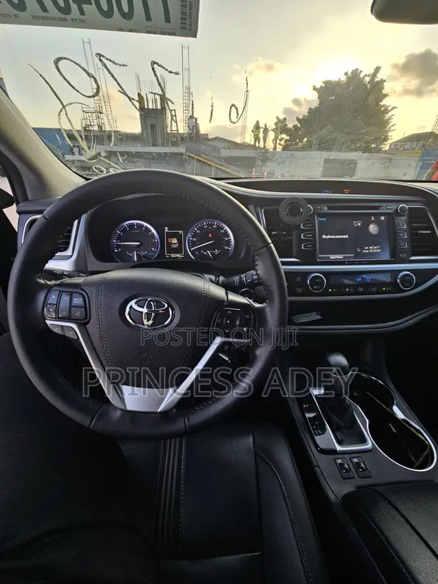 2019 Toyota Highlander SE - 1