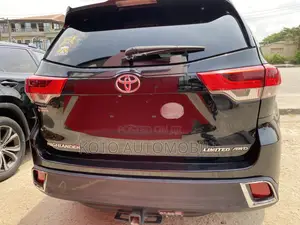 2017 Toyota Highlander Limited Platinum 4x4 V6 - Black
