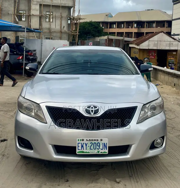 Toyota Camry 2011 Silver - 1