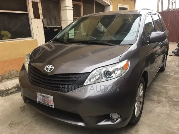 Toyota Sienna 2017 Gray - 1
