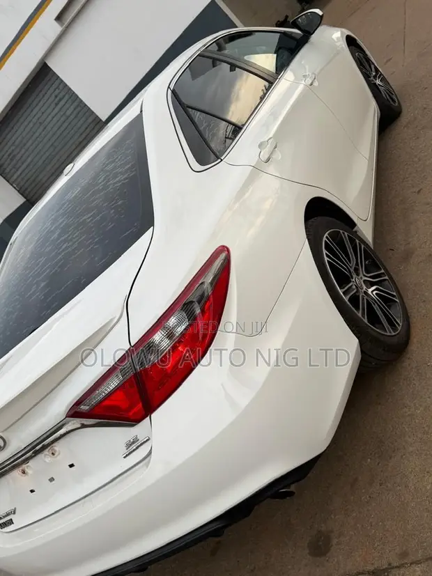 2016 Toyota Camry XLE Sedan - 1