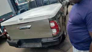 Boot Cover na Toyota Hilux