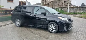 2020 Toyota Sienna XLE 8 Passenger FWD