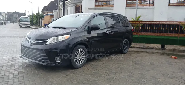 2020 Toyota Sienna XLE Premium 8 Passenger FWD - 1