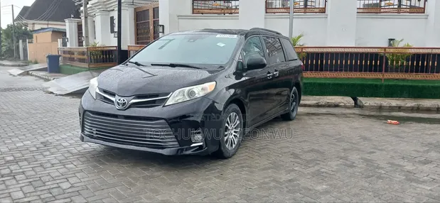 2020 Toyota Sienna SE Premium 8-Passenger FWD - 1