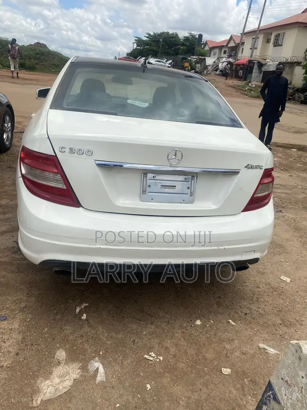 Mercedes-Benz C300 2010 White - 1