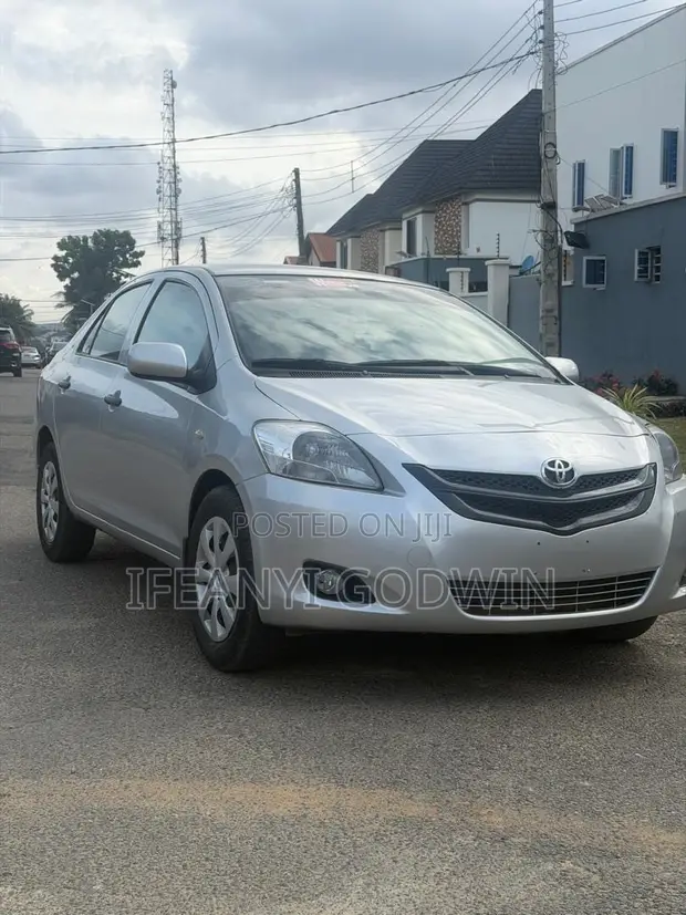 Toyota Yaris 2009 Silver - 1