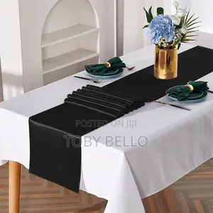 Black Table Runner don Ƙara