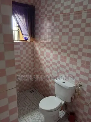 Dakin Kwalba Mai Gida (Ensuite) a Rarraba Gida, Abijo