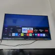Samsung Smart TV 43-Inch 4K Na Hannu - 1