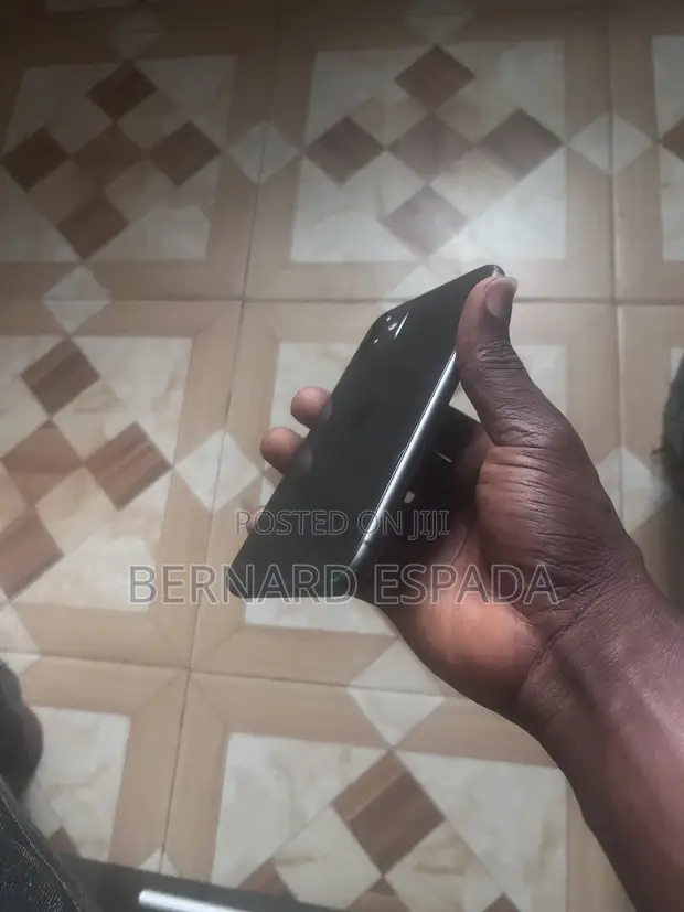Apple iPhone 11 64GB - 1