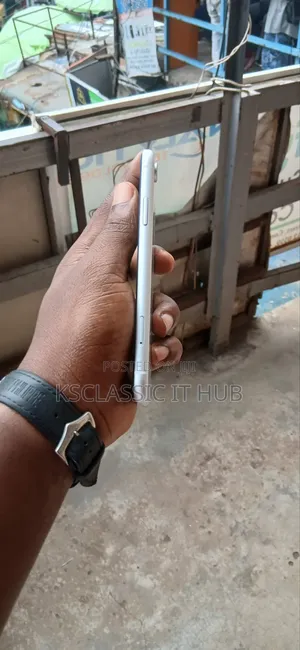 Apple iPhone XR 128GB White