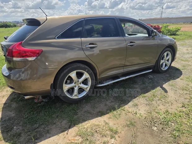 Toyota Venza 2011 Brown - 1