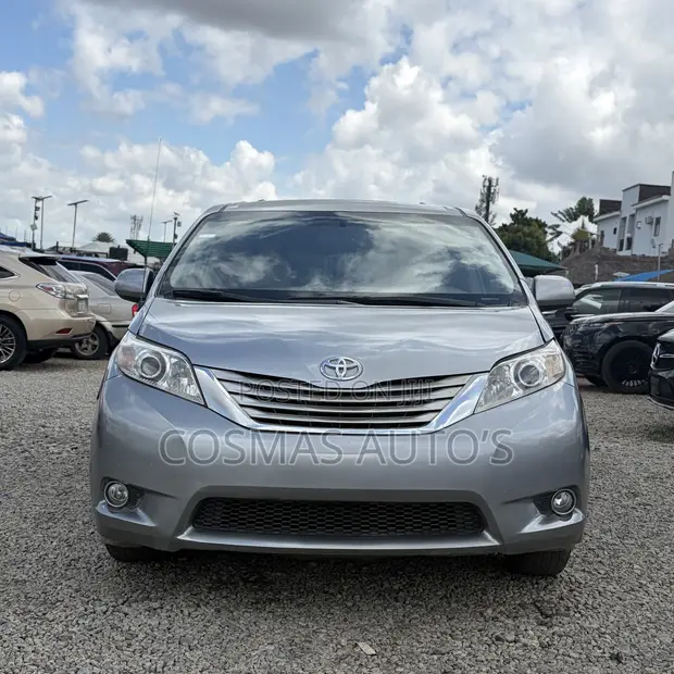 2010 Toyota Sienna LE 7-Passenger Silver - 1