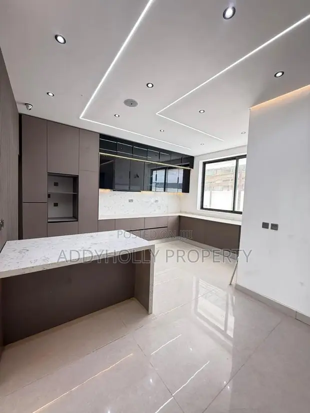 6-Bedroom Duplex in Lekki Phase 1 for Sale - 1