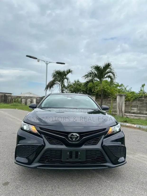 Toyota Camry SE 2024 Black - 1