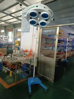 Brand New 4 Bulb Halogen Operating Lamp