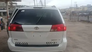 Toyota Sienna 2005 Fari