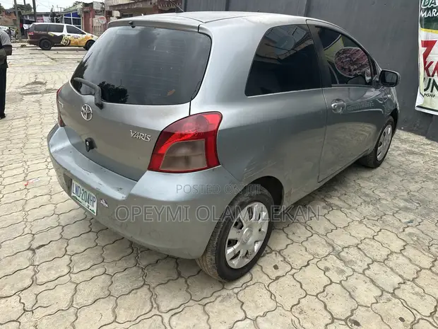 Toyota Yaris 2007 Silver - 1