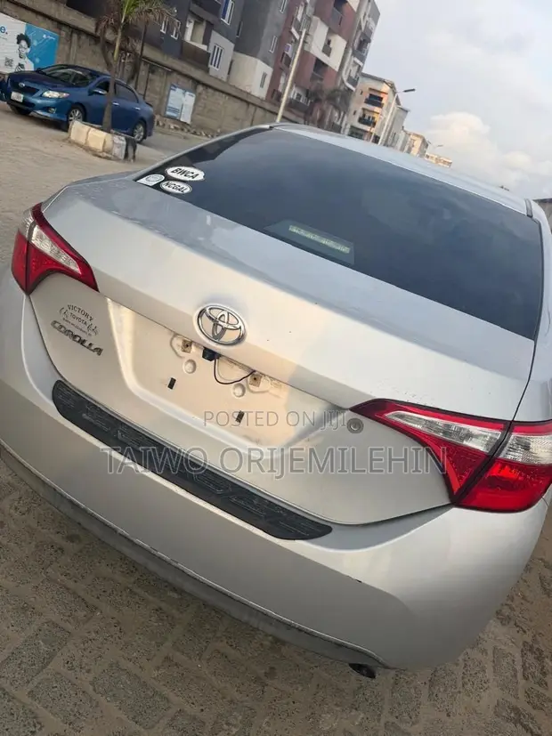 Toyota Corolla 2012 Silver - 1