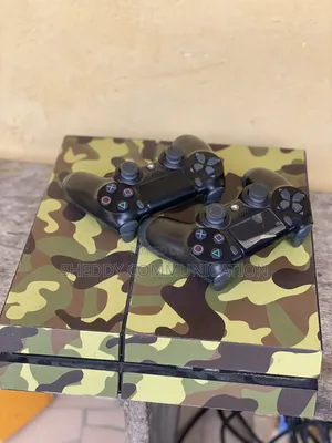 Sony PlayStation 4 (PS4) with 1 Controller and 5 Games