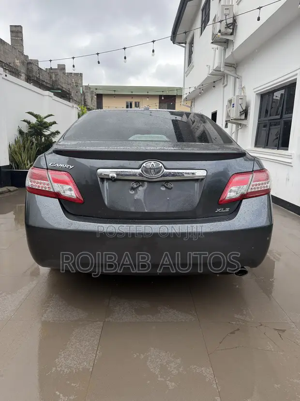 Toyota Camry XLE Sedan 2010 - Grey - 1