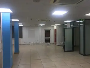 Wurin Aiki na 115sqm da aka gyara, tare da Lif da Air Conditioner