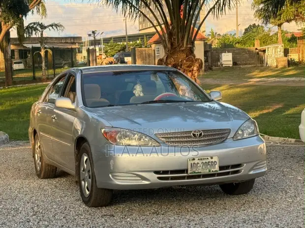 Toyota Camry 2005 Silver - 1