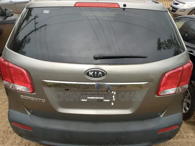 Kia Sorento 2011 Grey - 1