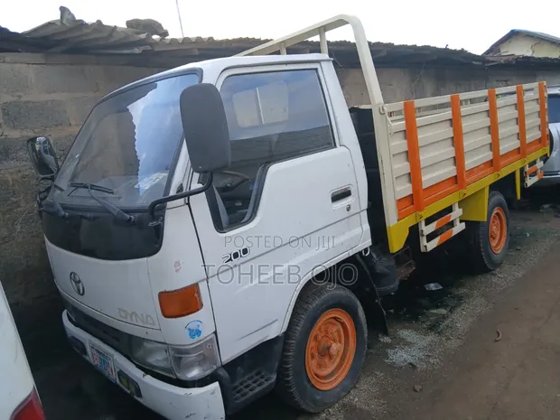 Toyota Dyna 200 1998 White - 1