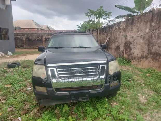 Ford Explorer Sport Trac 2010 - 1