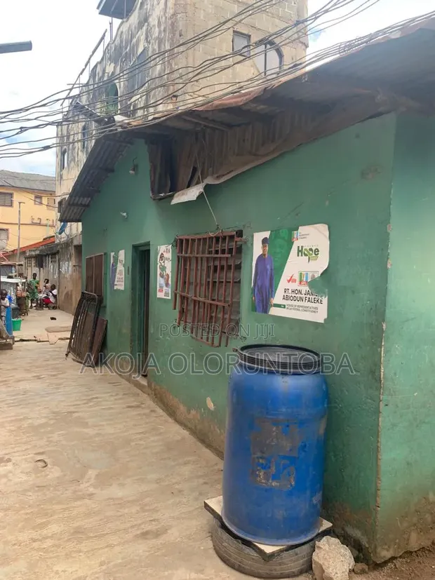 Gidan Bedroom 4 Don Siyarwa a Ikeja, Lagos - 1